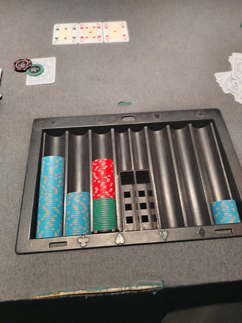 Racija u čuvenom hotelu: Pokeraši uhvaćeni u partiji (FOTO)