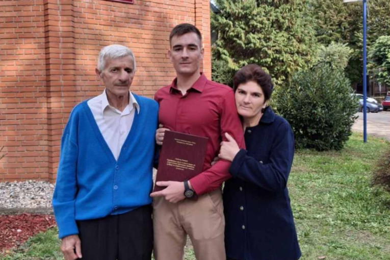 Od učenika seoske škole do najboljeg studenta u Čačku: Ljubomir iz Bjeluše pešačio kilometrima do klupe, a sada je ponos sela