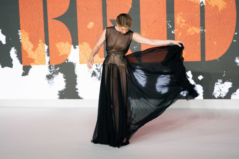 Kada holivudski glamur sretne avangardu: Džesi Bakli i Penelope Kruz su svojim kreacijama zasenile sve na crvenom tepihu (FOTO)