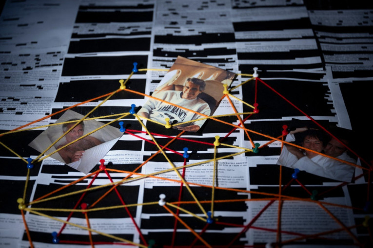 Novi skandal drma Britaniju: Endru i Mandelson sa Epstinom u bademantilima, sve priče padaju u vodu (FOTO)