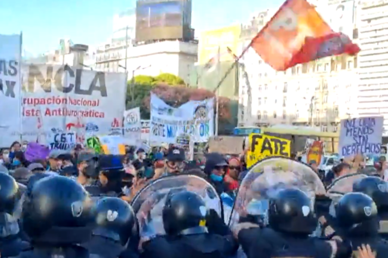 U Argentini izbili protesti zbog novog zakona: Policija nije štedela ni političare, gurala, tukla i bacala suzavac bez mere (VIDEO)