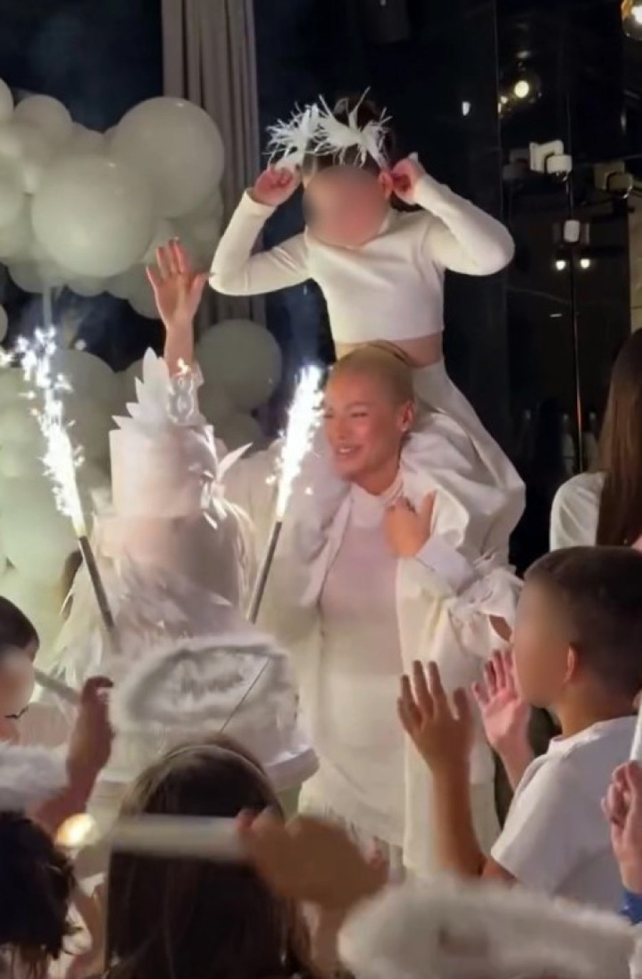 Katju nosi na leđima! Nataša Bekvalac mlađoj ćerki priredila rođendan iz bajke (FOTO)