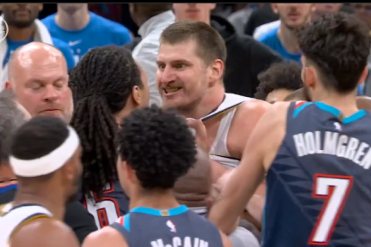 Jokić besan kao ris: Nikola krenuo u tuču sa sramnim provokatorom iz Oklahome! (VIDEO)