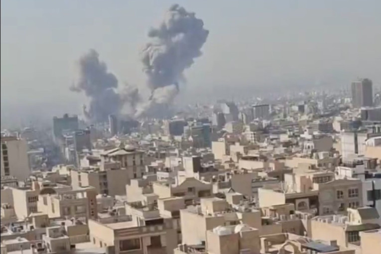 Prvi snimci napada Izraela na Iran: Teheran u oblaku dima! (VIDEO)