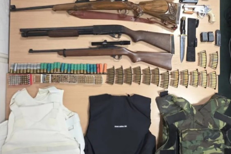 Prve fotografije: Ovo je oružje pronađeno u kući Aca Đukanovića!