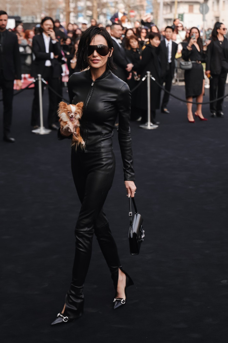 Mnogi komentarišu da se uništila silnim operacijama: Demi Mur se pojavila u Milanu sa novom frizurom, ali i licem (VIDEO)