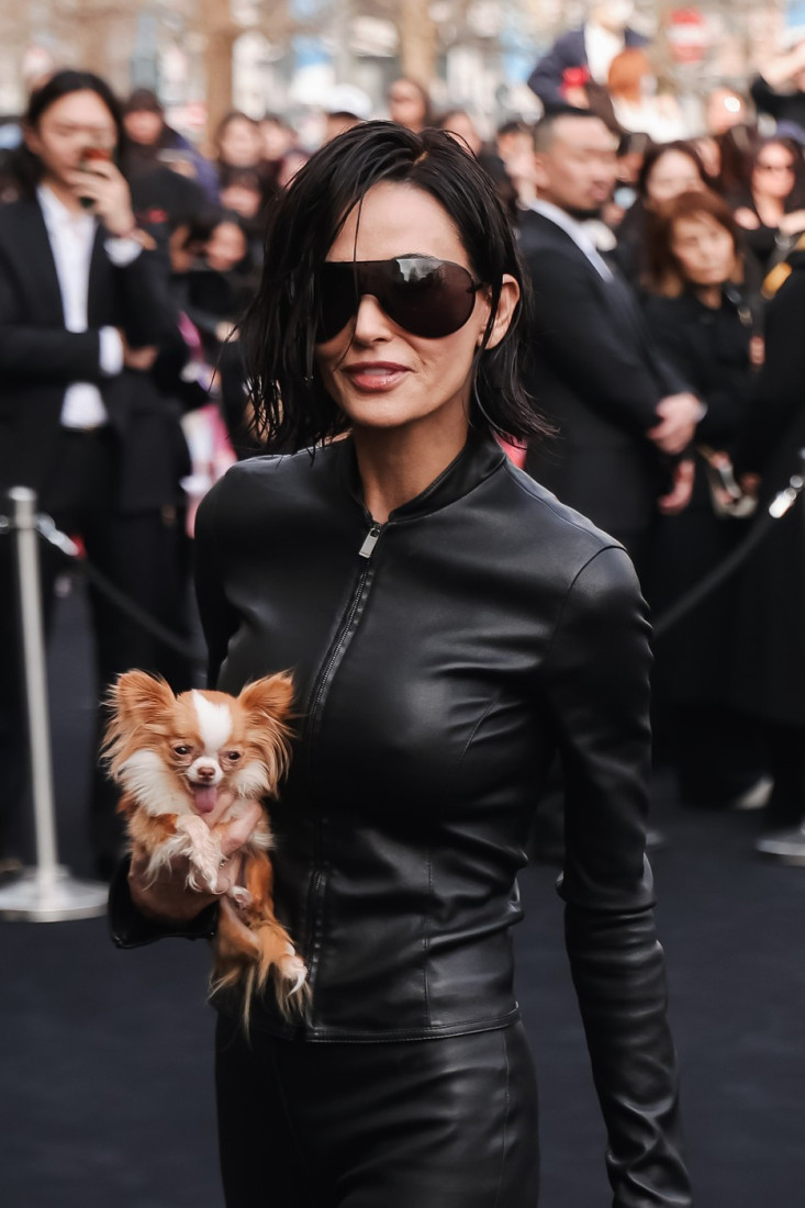 Mnogi komentarišu da se uništila silnim operacijama: Demi Mur se pojavila u Milanu sa novom frizurom, ali i licem (VIDEO)