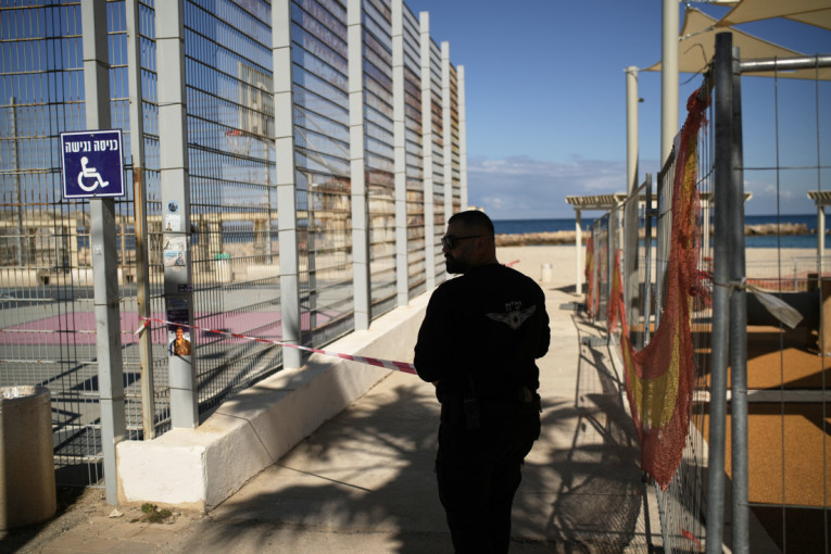 Dok su se sunčali i smejali, nebo je zaparala raketa: Snimak iz Abu Dabija ledi krv u žilama (VIDEO)