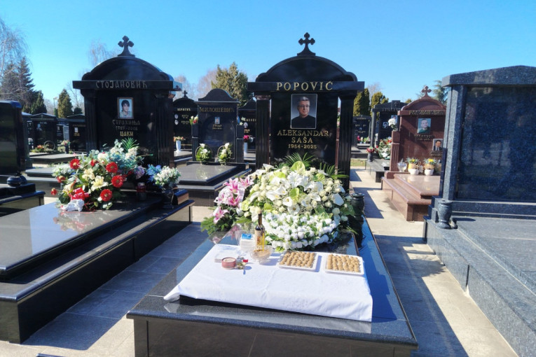 Godinu dana od smrti Saše Popovića: Tužna scena na groblju i ruže u obliku srca (FOTO/VIDEO)