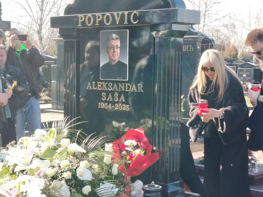 Suzana ne prestaje da lije suze na opelu: Ni godinu dana kasnije tuga je ne prolazi za njenim voljenim Sašom (FOTO/VIDEO)