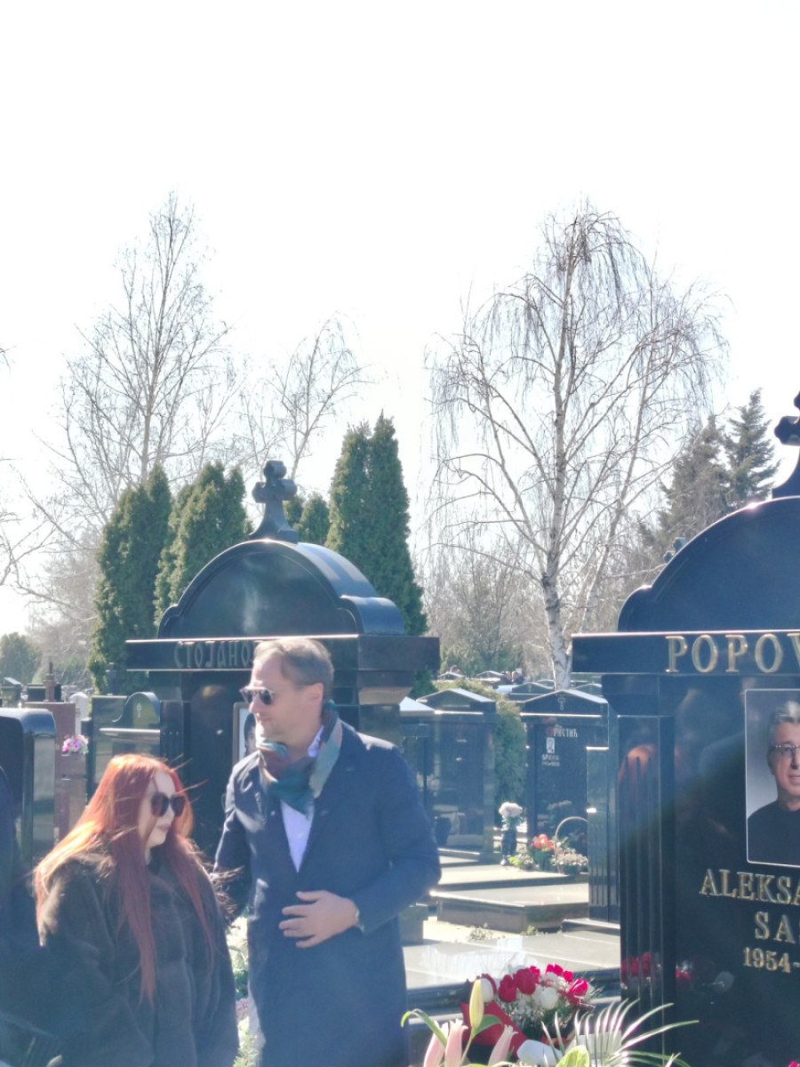 Ostoja Mijailović stigao na pomen Saši Popoviću: U rukama nosio veliku korpu cveća (FOTO/VIDEO)