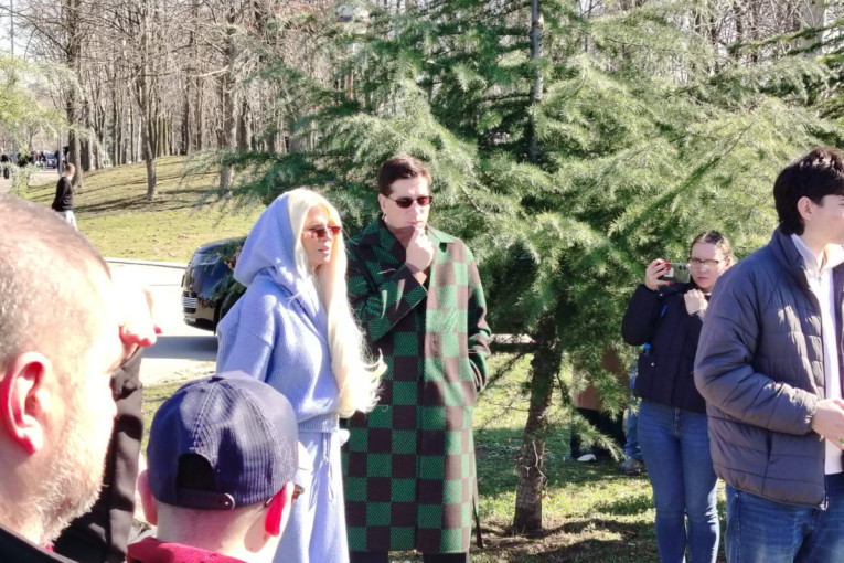 Marija Šerifović i Jelena Karleuša u isto vreme stigle na pomen Popoviću: Jedna u crnom, druga u plavom (FOTO/VIDEO)
