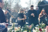 Suzana ne prestaje da lije suze na opelu: Ni godinu dana kasnije tuga je ne prolazi za njenim voljenim Sašom (FOTO/VIDEO)
