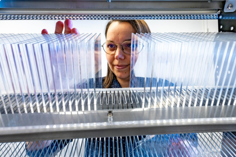 Microsoft napravio staklo koje potpuno menja arhiviranje knjiga kakvo znamo (FOTO)