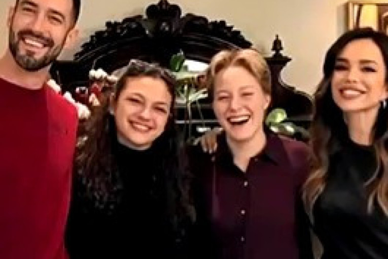 Blokaderi u zagrljaju Severine! Vođa novosadske grupe terorista u društvu hrvatske pevačice! (VIDEO)