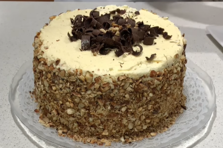 Recept dana: Torta sa pečenim bademima je savršen spoj hrskavih kora i bogatog fila