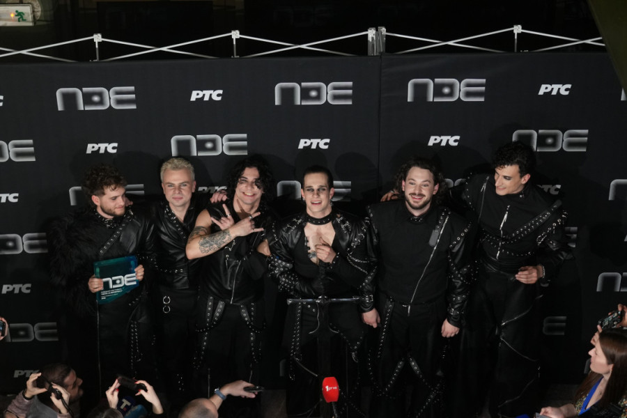 Ovo je devojka frontmena "Lavine": Velika je ljubiteljka pirsinga i tetovaža! (FOTO)