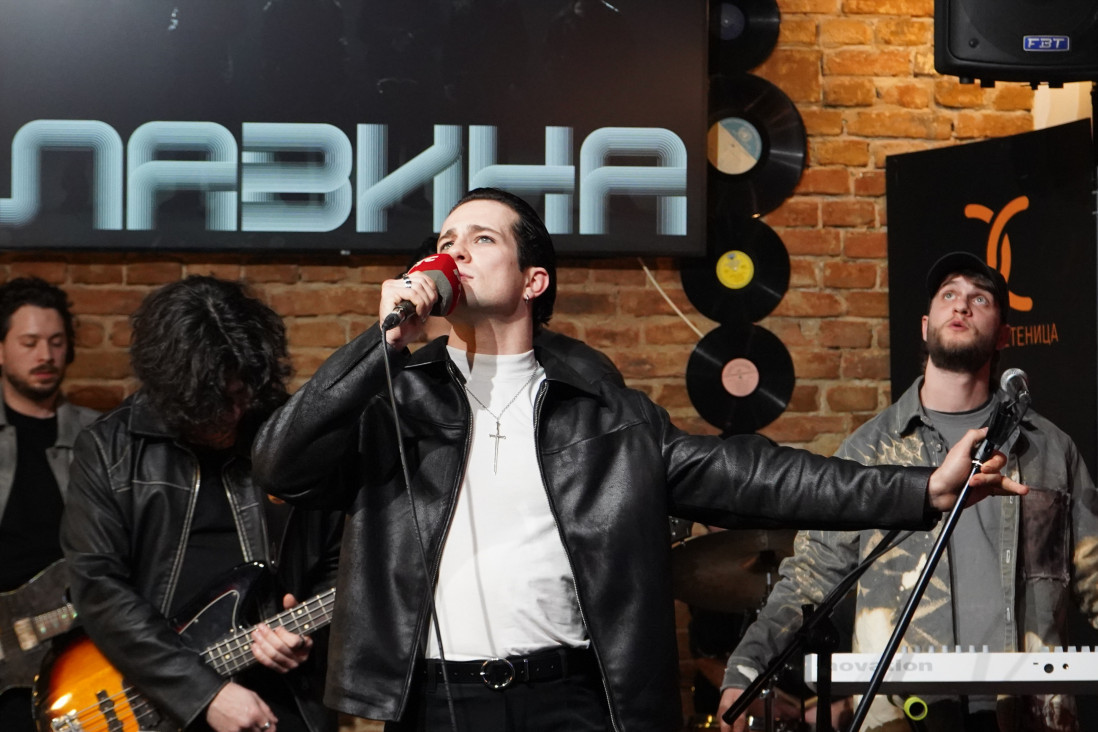 Ovo je devojka frontmena "Lavine": Velika je ljubiteljka pirsinga i tetovaža! (FOTO)