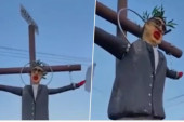 Sraman prizor u Nišu: Blokaderi razapeli lutku sa Vučićevim likom na krst (FOTO)
