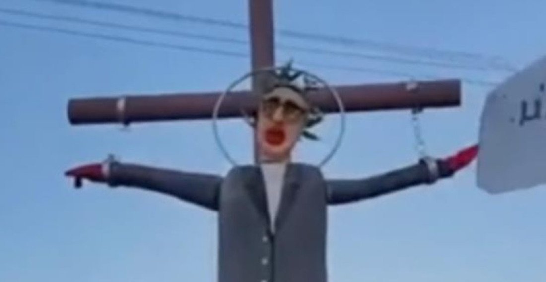 Sraman prizor u Nišu: Blokaderi razapeli lutku sa Vučićevim likom na krst (FOTO)