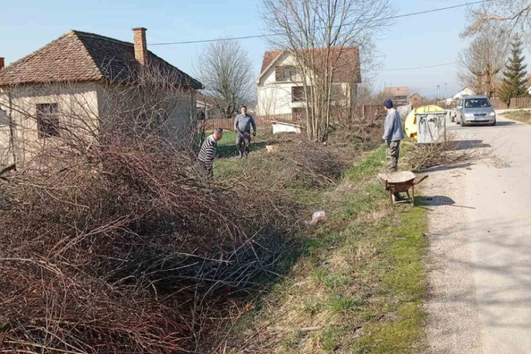 Prelepa slika poslata iz sela Rakova kod Čačka: Meštani se sami organizovali i očistili smeće pored puta, u akciji učestvovali i najmlađi