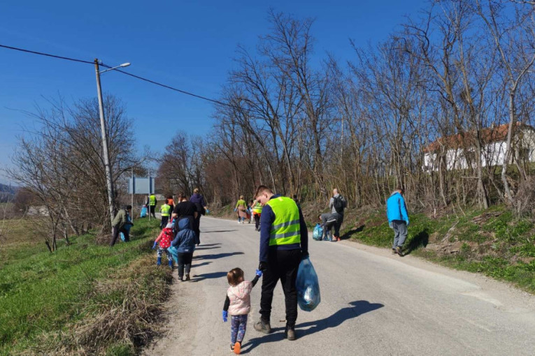 Prelepa slika poslata iz sela Rakova kod Čačka: Meštani se sami organizovali i očistili smeće pored puta, u akciji učestvovali i najmlađi