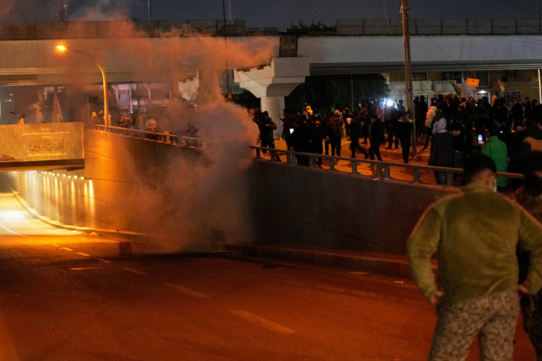 Drama kod Inđije: Vozilo izgorelo nasred autoputa (VIDEO)