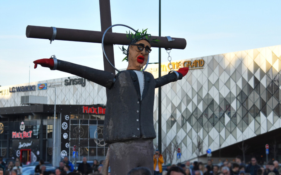 Blokaderi guraju osobe sa invaliditetom pred policiju! Haos na protestu, čovek u kolicima u prvom redu (VIDEO)