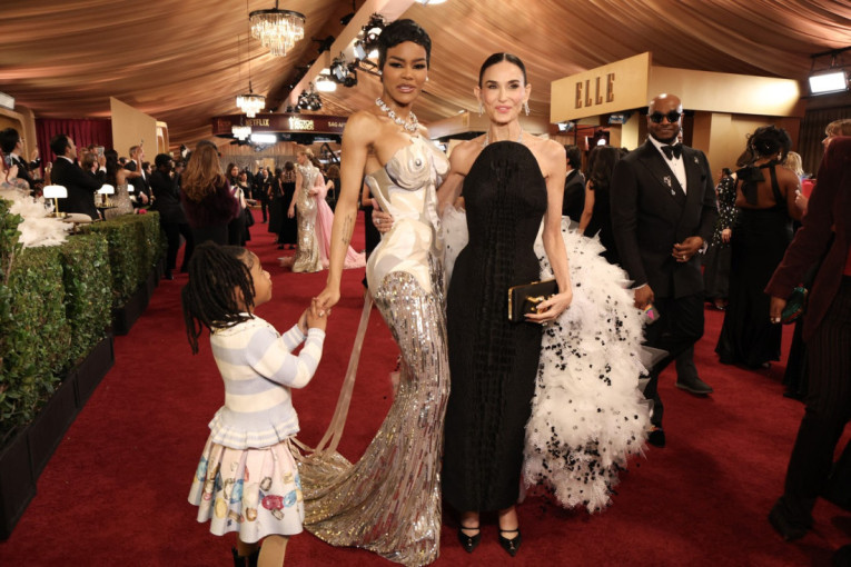 Dnevni i večernji stajling Šarliz Teron je modna lekcija za žene posle 40. koje vole da istaknu noge (FOTO)