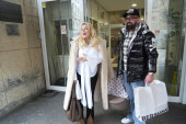Nikolina Kovač izašla iz porodilišta: Saša Kapor besnom mašinom stigao po suprugu i sina (FOTO)