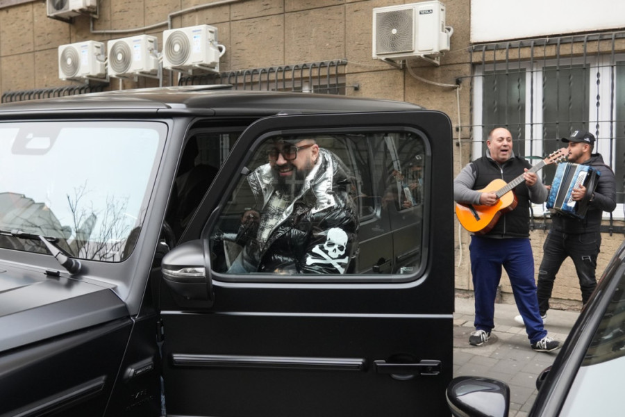 Nikolina Kovač izašla iz porodilišta: Saša Kapor besnom mašinom stigao po suprugu i sina (FOTO)