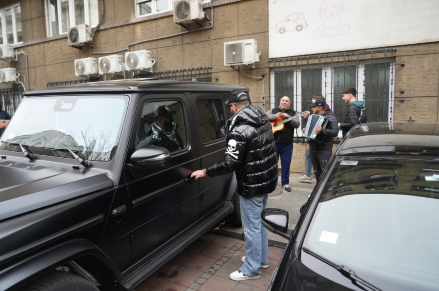 Nikolina Kovač izašla iz porodilišta: Saša Kapor besnom mašinom stigao po suprugu i sina (FOTO)