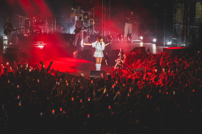 Novi Sad goreo uz Senidah: SPENS na nogama, publika u transu do poslednjeg takta