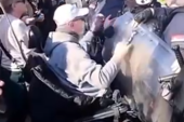 Blokaderi guraju osobe sa invaliditetom pred policiju! Haos na protestu, čovek u kolicima u prvom redu (VIDEO)