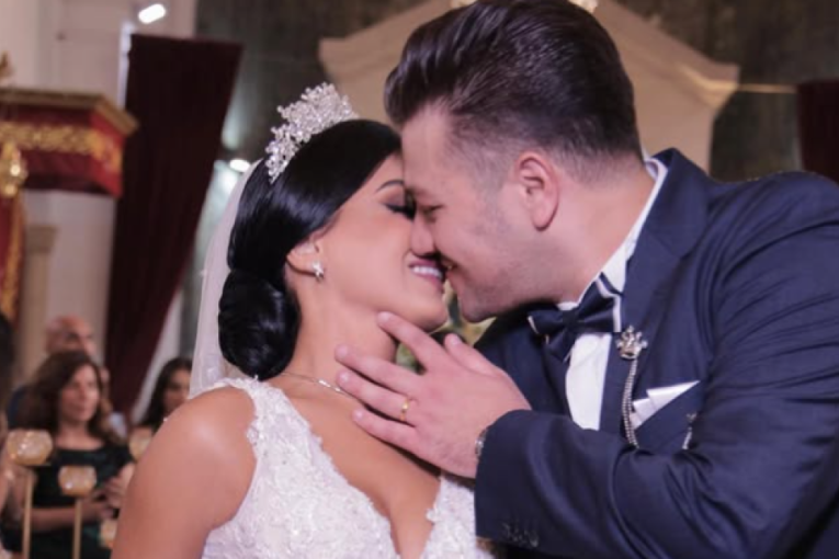 Mladoženja uradio nešto neviđeno: Sveštenik mu otimao pehar, gosti gledali u čudu (VIDEO)