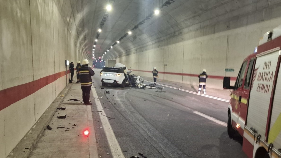 Džip potpuno smrskan - uznemirujuće slike sa autoputa: Vozač izgubio kontrolu pa se u tunelu zakucao u zid (FOTO)