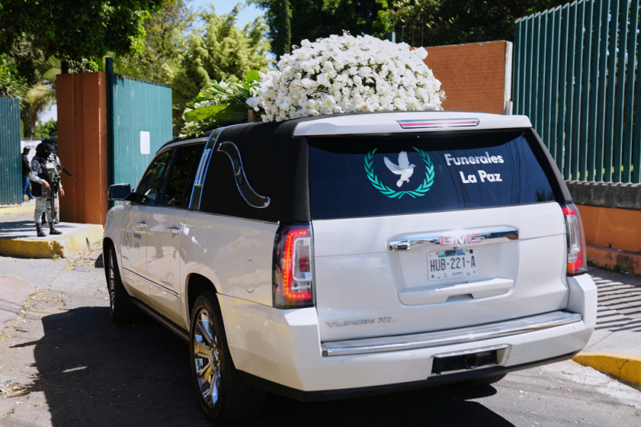 Kraj jedne ere: El Menčo ispraćen u zlatnom kovčegu, uz muziku i stroge mere bezbednosti (FOTO)