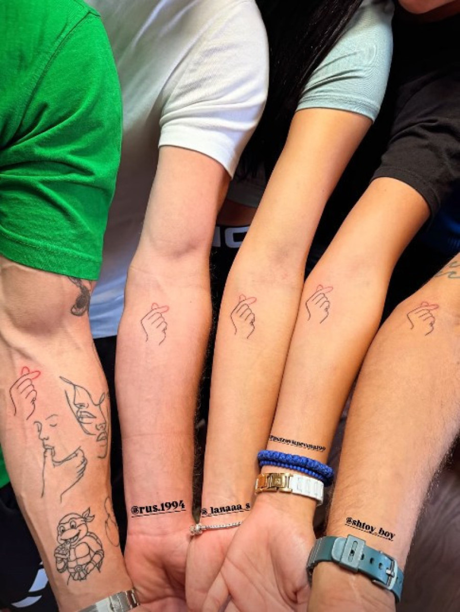 Pet rijaliti učesnika istetoviralo isti simbol na istom mestu: "Šta napravi Beograd od tebe!" (FOTO)