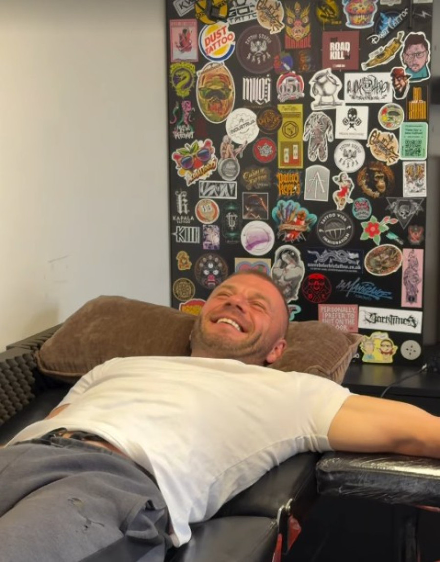 Pet rijaliti učesnika istetoviralo isti simbol na istom mestu: "Šta napravi Beograd od tebe!" (FOTO)