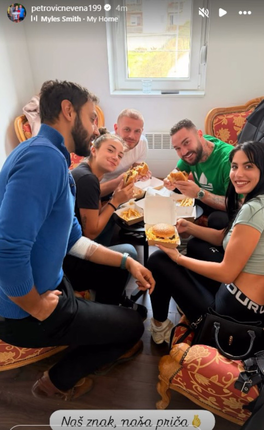 Pet rijaliti učesnika istetoviralo isti simbol na istom mestu: "Šta napravi Beograd od tebe!" (FOTO)