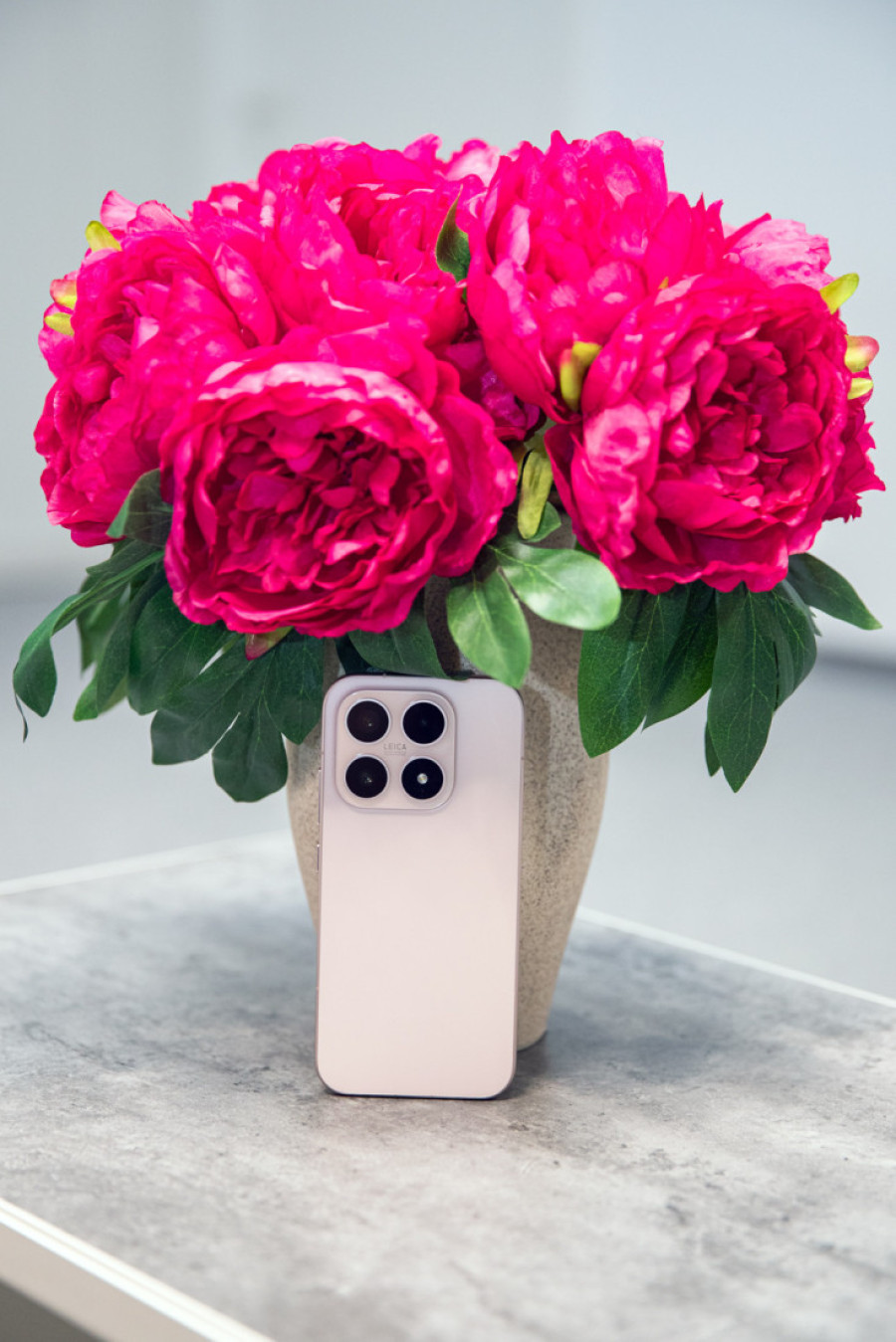 Telefon koji se bira instinktom: Zašto će žene obožavati Xiaomi 17 u Alpine Pink boji