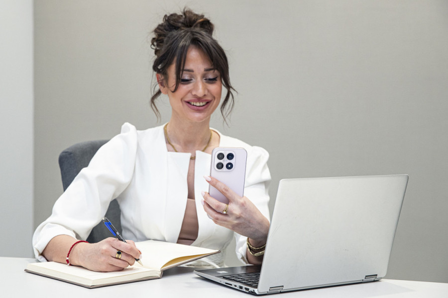 Telefon koji se bira instinktom: Zašto će žene obožavati Xiaomi 17 u Alpine Pink boji