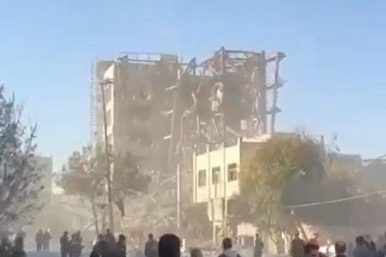 Sravnjena je sa zemljom! Izrael pogodio zgradu u kojoj se birao novi vrhovni vođa Irana (VIDEO)