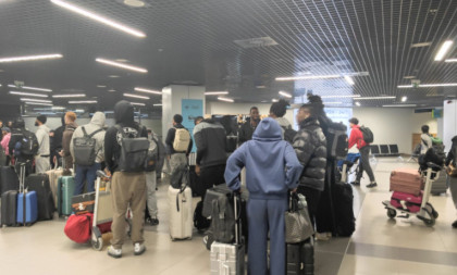 Košarkaši Makabija sa porodicama stigli u Beograd: 24sedam na aerodromu dočekao ekipu iz Tel Aviva (VIDEO)