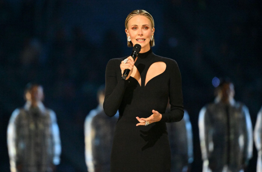 Dnevni i večernji stajling Šarliz Teron je modna lekcija za žene posle 40. koje vole da istaknu noge (FOTO)