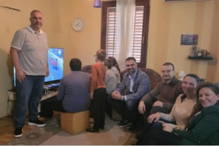 "Zajedno gradimo jači i bolji Novi Sad" Mićin i Vučević posetili samohranu majku četvoro dece u Kisaču