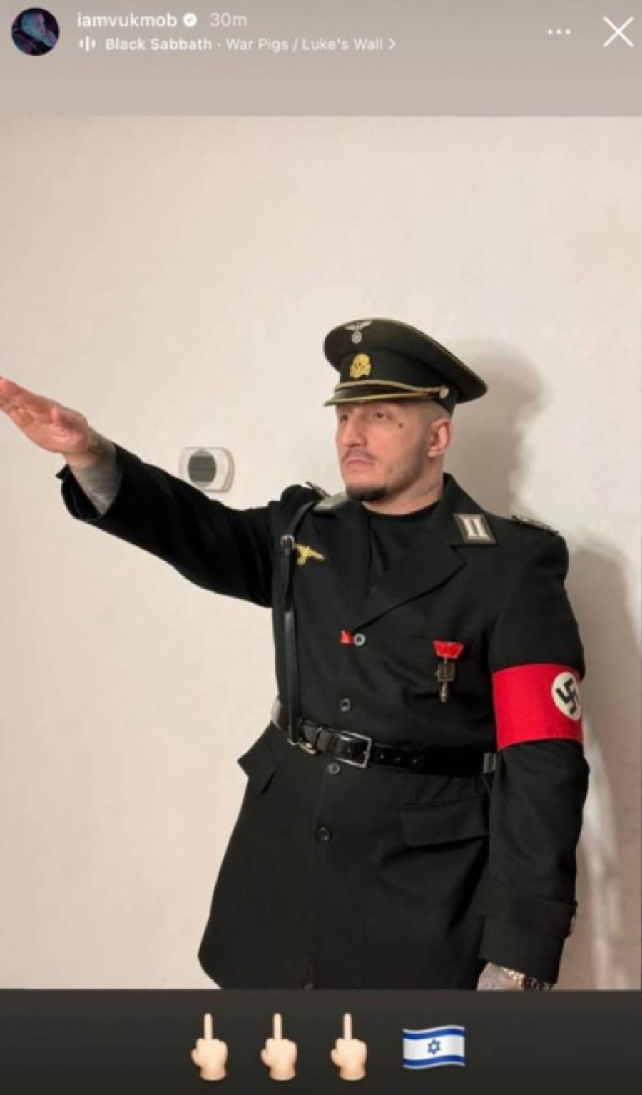 Vuk Mob u nacističkoj uniformi uz Hitlerov pozdrav! Zbog skandala mu možda ugase profil! (FOTO)