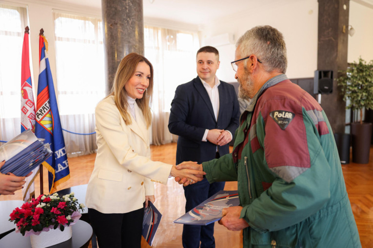 Velika pomoć za domaćinstva! Đedović Handanović uručila 96 ugovora u Lučanima