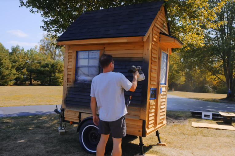 Jutjuber izgradio jednu od najmanjih kuću na svetu i pokušao da uđe u Ginisovu knjigu rekorda (VIDEO)