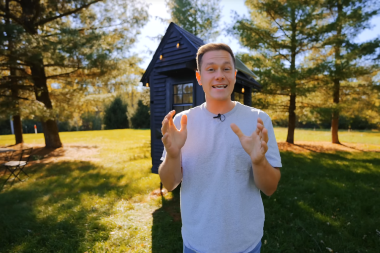 Jutjuber izgradio jednu od najmanjih kuću na svetu i pokušao da uđe u Ginisovu knjigu rekorda (VIDEO)